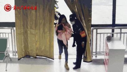 DƬ